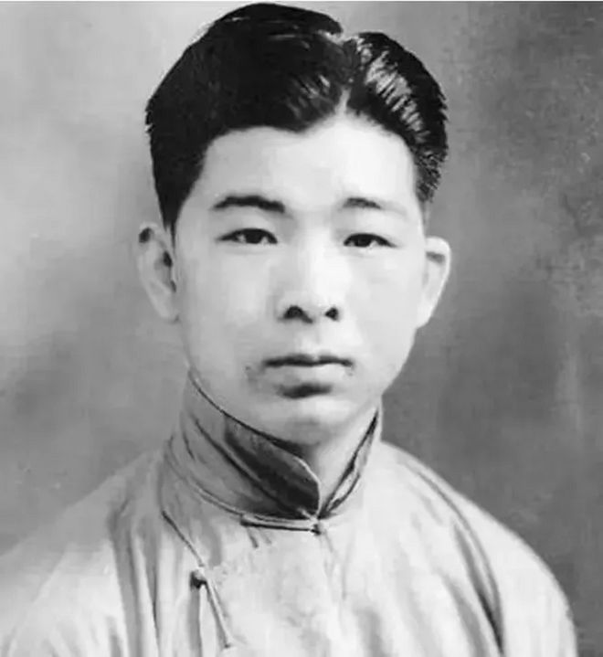 修感觉不对劲好像是日军包围他家了。凯发K8登录1940年熟睡中的冯运(图2)