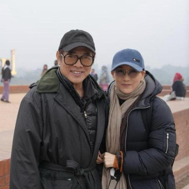 女儿晒母女仨合照随李连杰修行后洗尽铅华K8凯发·国际网站利智低调过63岁生日(图3)