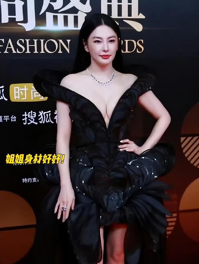 12只烤生蚝汤都喝干净直夸真好吃！k8凯发网站蒋欣坐路边一口气狂炫
