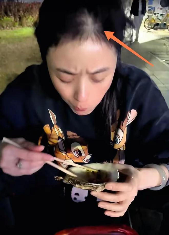 12只烤生蚝汤都喝干净直夸真好吃！k8凯发网站蒋欣坐路边一口气狂炫(图3)