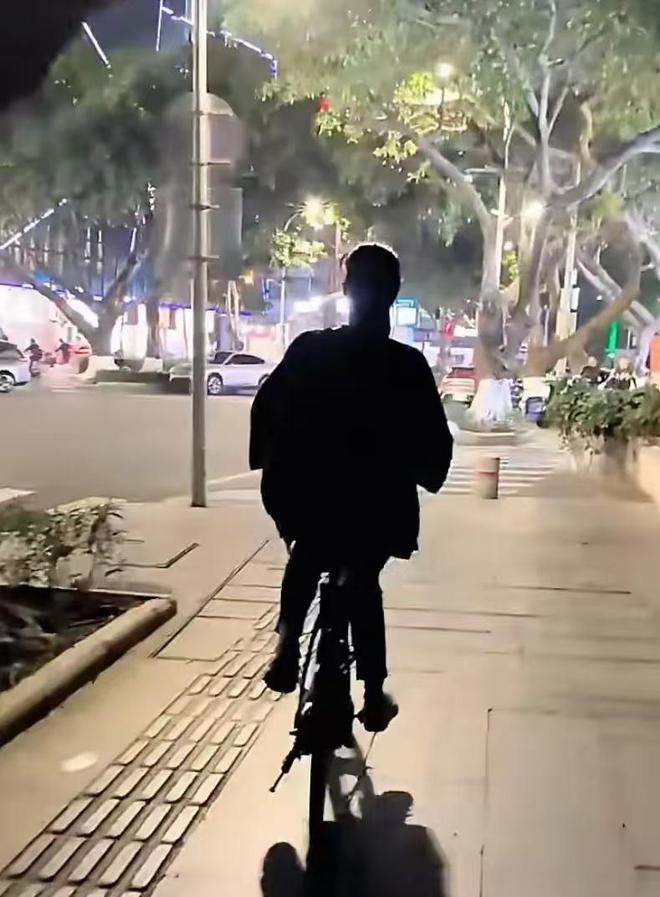 12只烤生蚝汤都喝干净直夸真好吃！k8凯发网站蒋欣坐路边一口气狂炫(图5)