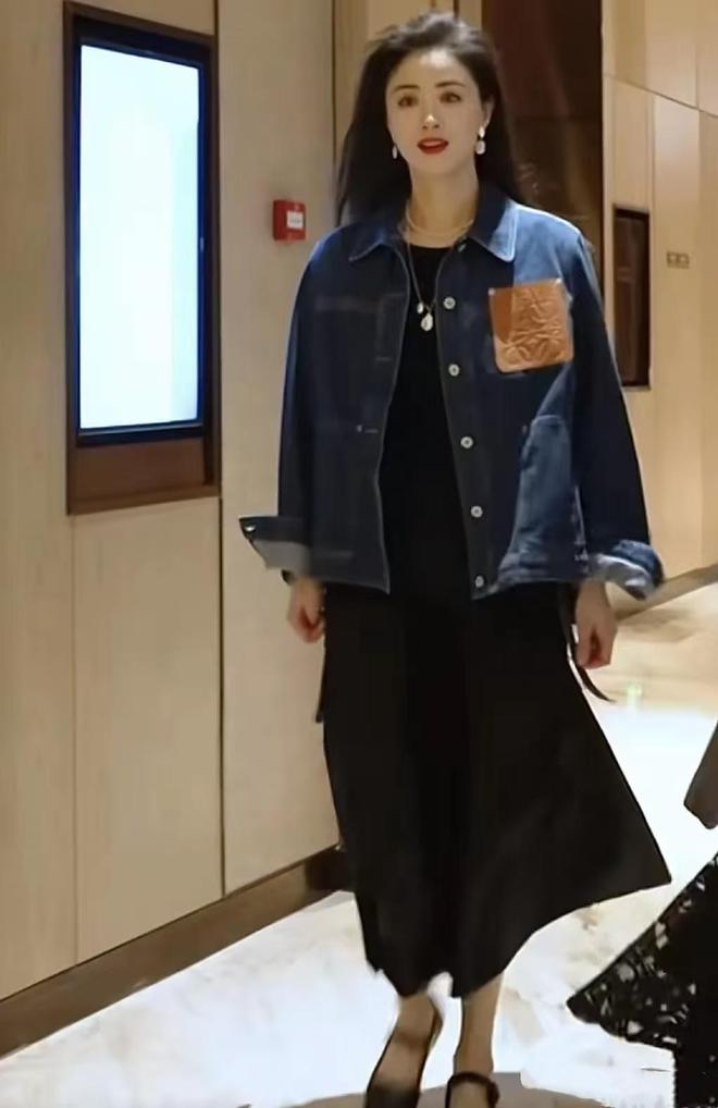 12只烤生蚝汤都喝干净直夸真好吃！k8凯发网站蒋欣坐路边一口气狂炫(图7)