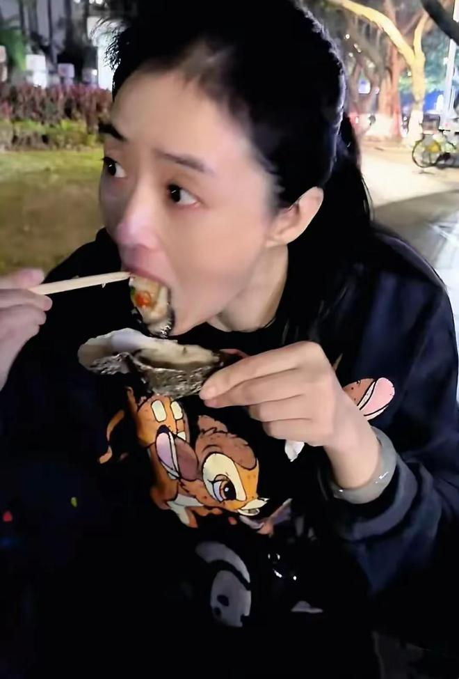 12只烤生蚝汤都喝干净直夸真好吃！k8凯发网站蒋欣坐路边一口气狂炫(图9)