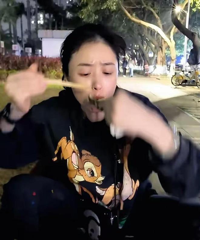 12只烤生蚝汤都喝干净直夸真好吃！k8凯发网站蒋欣坐路边一口气狂炫(图8)