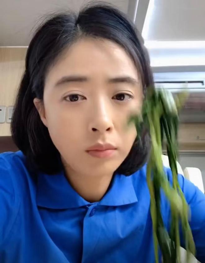 12只烤生蚝汤都喝干净直夸真好吃！k8凯发网站蒋欣坐路边一口气狂炫(图12)