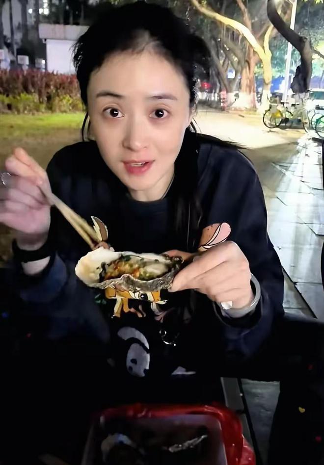 12只烤生蚝汤都喝干净直夸真好吃！k8凯发网站蒋欣坐路边一口气狂炫(图13)