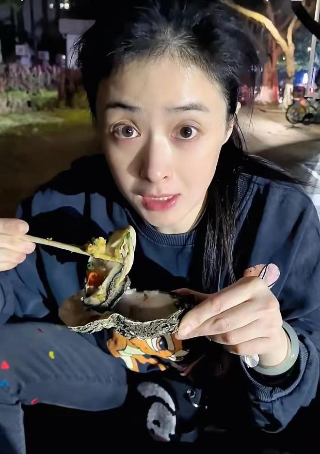 12只烤生蚝汤都喝干净直夸真好吃！k8凯发网站蒋欣坐路边一口气狂炫(图14)