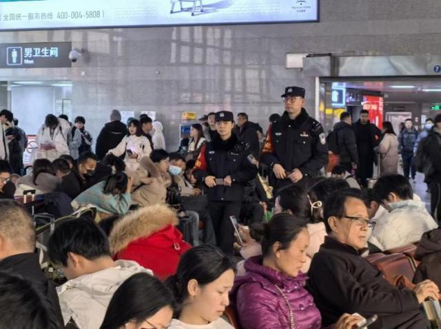 北京铁警化身回家路上“贴心人”凯发K82025年春运在即(图3)