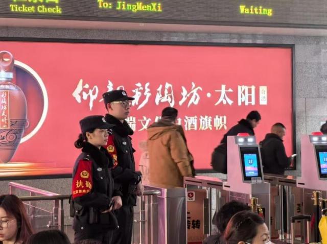 北京铁警化身回家路上“贴心人”凯发K82025年春运在即(图2)
